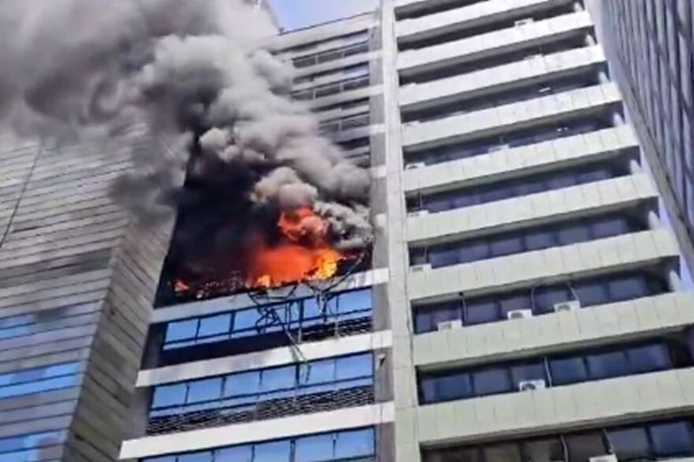 Explosión e incendio en el edificio lindero al Ministerio de Trabajo: cae mampostería y evacúan a empleados