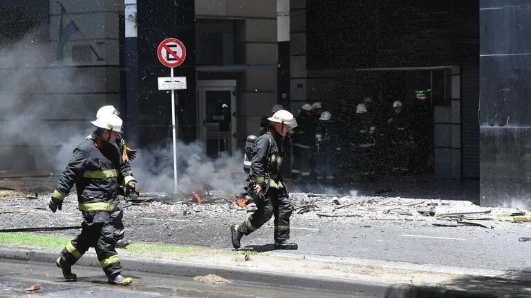 Explosión e incendio en el edificio lindero al Ministerio de Trabajo: cae mampostería y evacúan a empleados