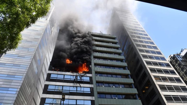 Explosión e incendio en el edificio lindero al Ministerio de Trabajo: cae mampostería y evacúan a empleados