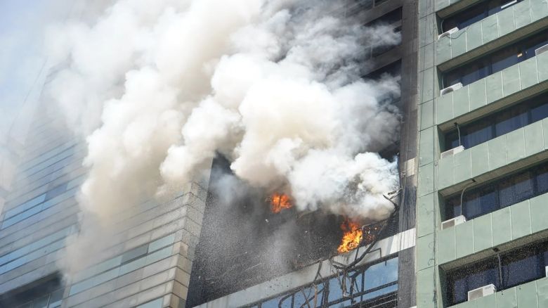 Explosión e incendio en el edificio lindero al Ministerio de Trabajo: cae mampostería y evacúan a empleados