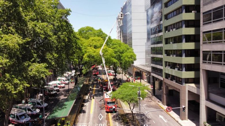 Explosión e incendio en el edificio lindero al Ministerio de Trabajo: cae mampostería y evacúan a empleados