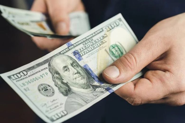 El dólar oficial abrió a 820 pesos: los cambios a tener en cuenta