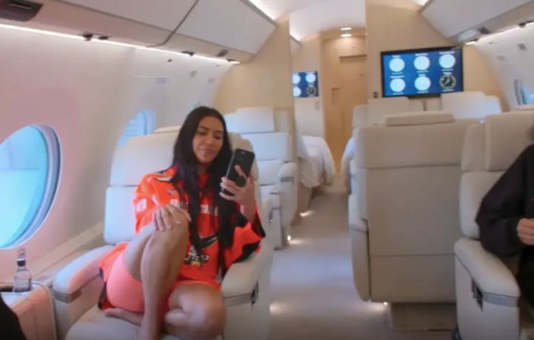 El jet privado de Kim Kardashian: asientos de cashmere, dos baños y estrictas reglas para subir a bordo 