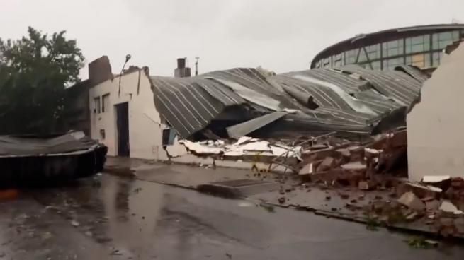 Tormenta en Bahía Blanca: se derrumbó el techo de un club y al menos 13 personas murieron