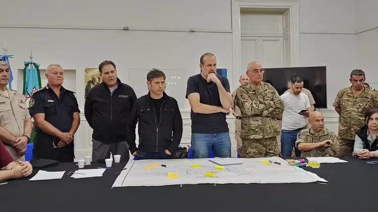 Milei recorrió Bahía Blanca junto a cuatro ministros y se reunió con Kicillof, tras el temporal que dejó 13 muertos