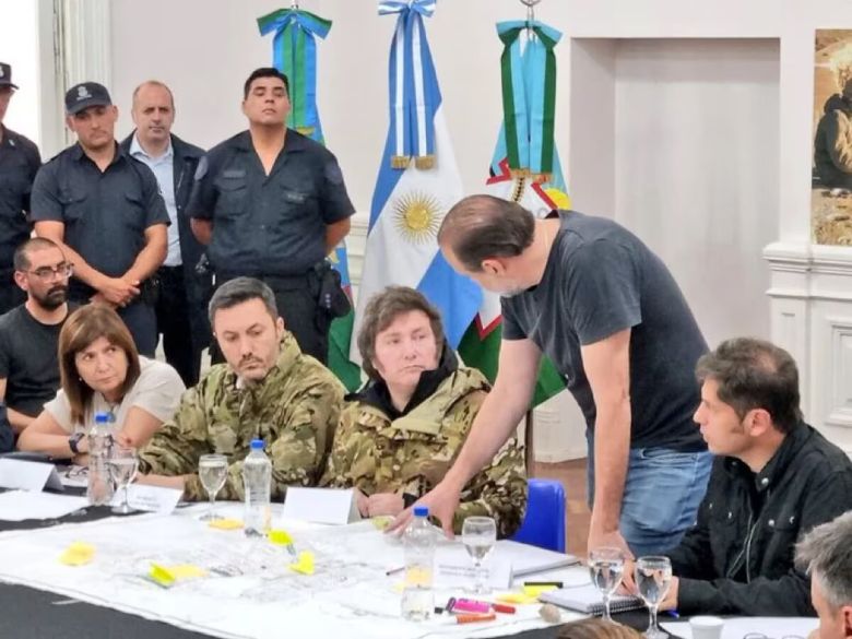 Milei recorrió Bahía Blanca junto a cuatro ministros y se reunió con Kicillof, tras el temporal que dejó 13 muertos