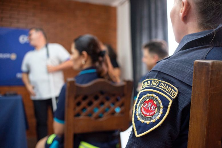 Comunicación inclusiva: capacitan a personal policial en lengua de señas