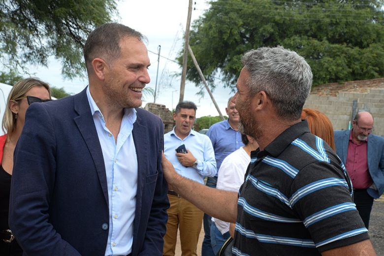 Martín Gill recorrió cooperativas en Villa de Soto