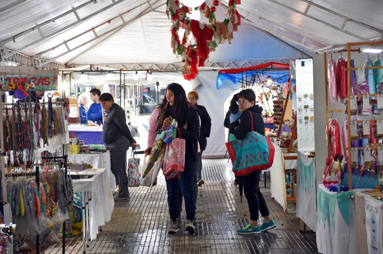 La Feria Navideña: un paseo imperdible en la Plaza del Pueblo 