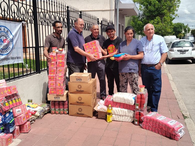 Autos Antiguos se suman con golosinas a la caravana de Papá Noel 