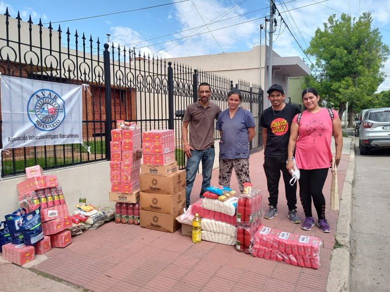 Autos Antiguos se suman con golosinas a la caravana de Papá Noel 