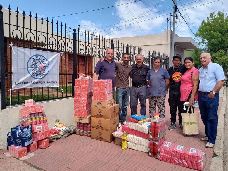 Autos Antiguos se suman con golosinas a la caravana de Papá Noel 