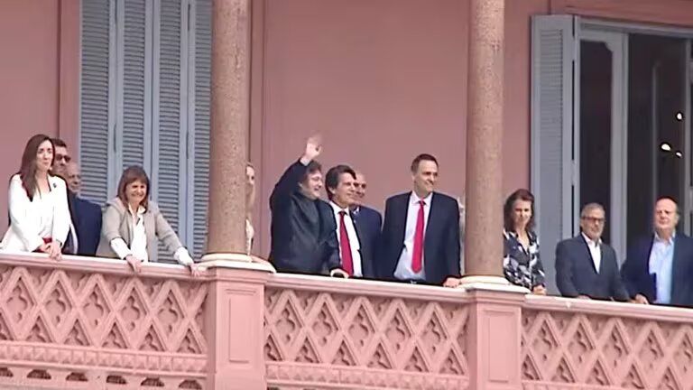 Javier Milei salió a saludar por el balcón de Casa Rosada, junto a sus ministros