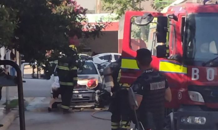 Daños de importancia al incendiarse un automóvil en el macrocentro