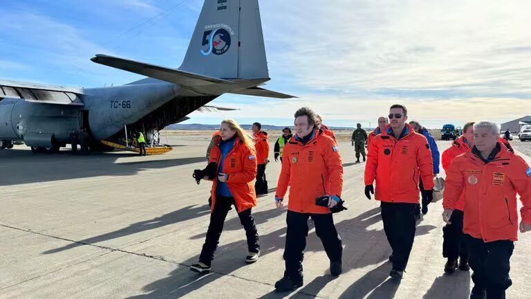 Javier Milei partió rumbo a la Base Marambio en la Antártida