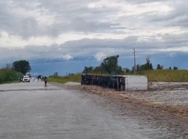 Tramo de ruta 8 cortado por el vuelco de un camión a causa del temporal