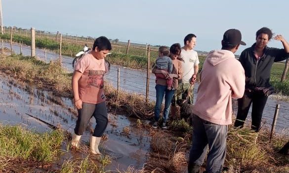 El Ejército Argentino llegó a Santa Flora a rescatar a las familias que quedaron varadas en los campos