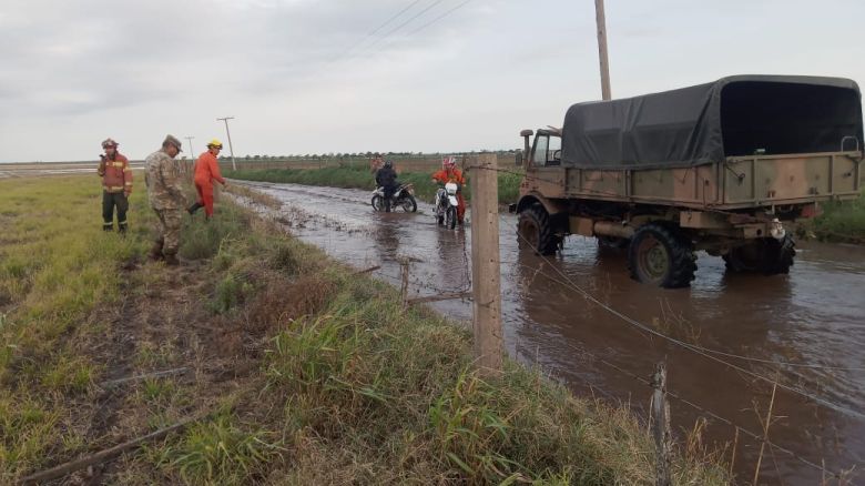 El Ejército Argentino llegó a Santa Flora a rescatar a las familias que quedaron varadas en los campos