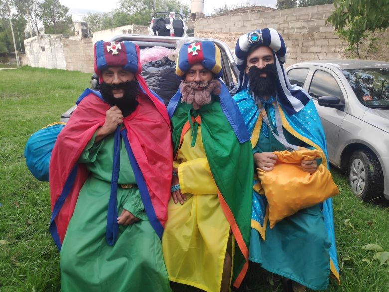 La Caravana de Reyes Magos de la Parroquia La Merced sorprendió en barrio Alberdi