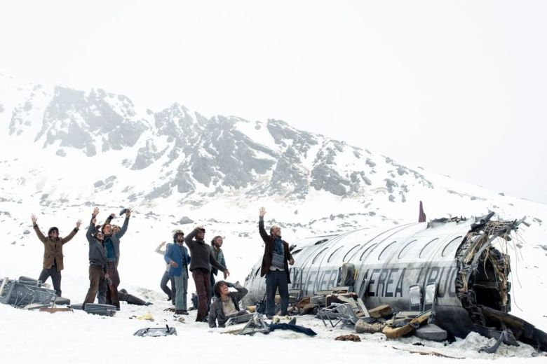 Descubrió un detalle viendo La sociedad de la nieve, lo compartió en redes sociales y el director de la película no se quedó callado 