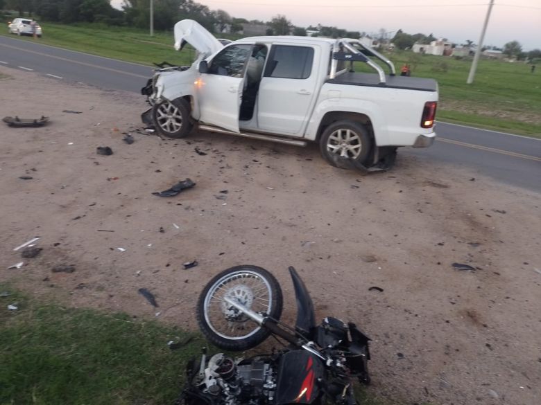 Un motociclista muerto al chocar con una camioneta 