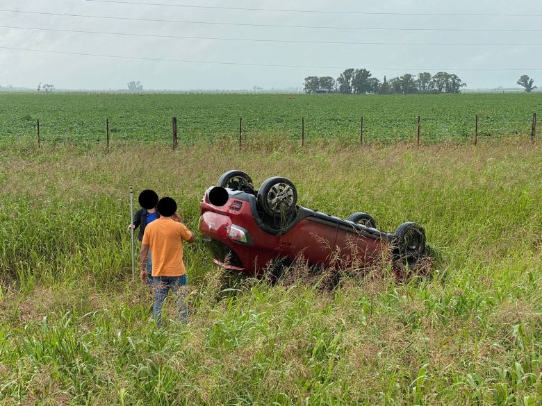 Un vecino de General Deheza perdió el control de su auto y volcó en cercanías de Carnerillo