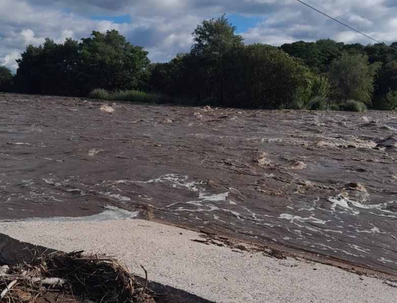 El río Seco ahora es torrentoso y los productores tienen que alargar unos 70 km porque no pueden cruzar 