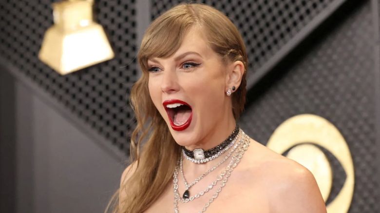 Taylor Swift amezó con demandar a un joven universitario que rastreó su avión