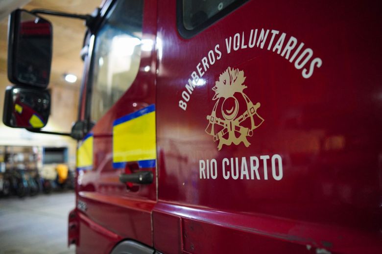 Río Cuarto: Llaryora entregó un aporte de $25 millones para el nuevo cuartel de Bomberos Voluntarios