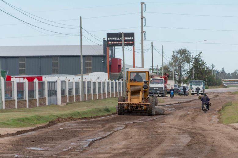 Con 10 equipos en simultáneo, se profundiza el mantenimiento de las calles de tierra