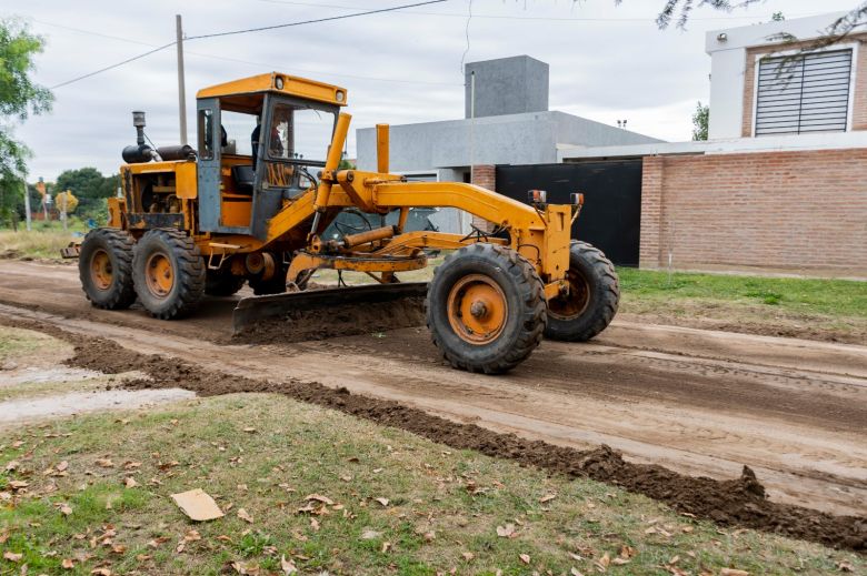 Con 10 equipos en simultáneo, se profundiza el mantenimiento de las calles de tierra