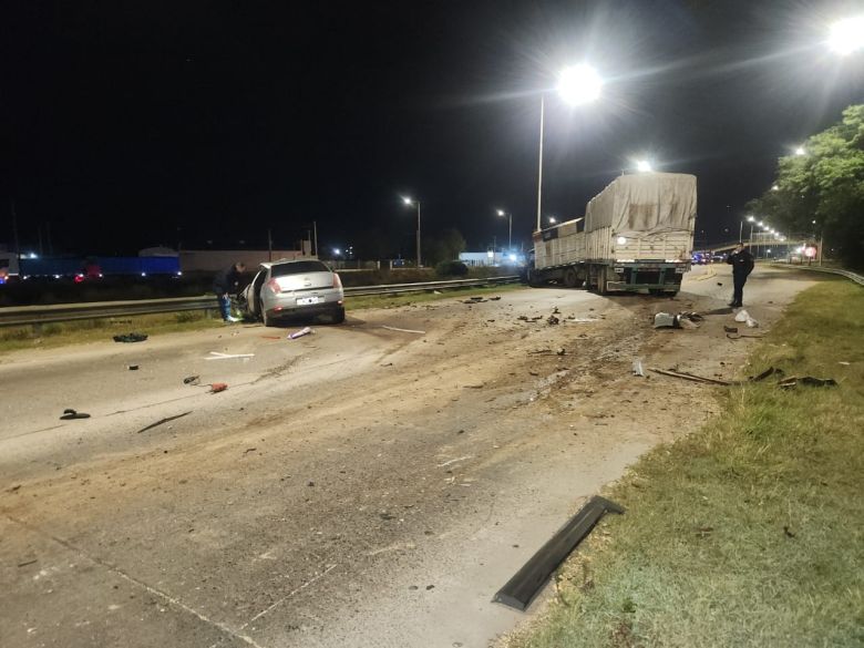 Grave siniestro vial entre un automóvil y un camión