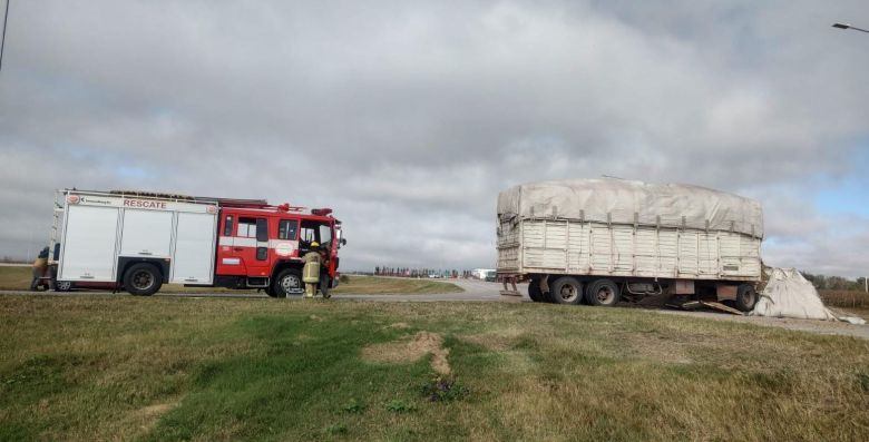 Vuelco en Alcira Gigena de un camión cargado con maíz 