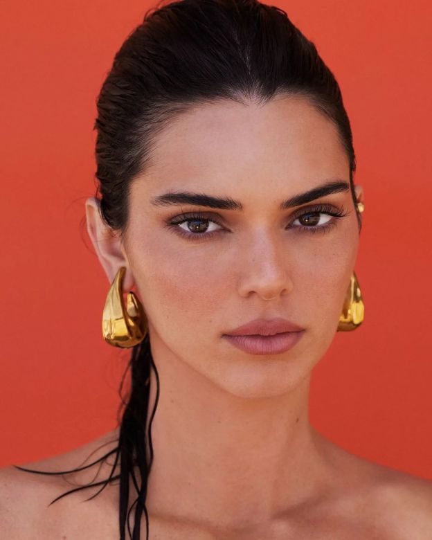 Casi al desnudo, Kendall Jenner se confesó para Vogue: “Tengo el síndrome del impostor”