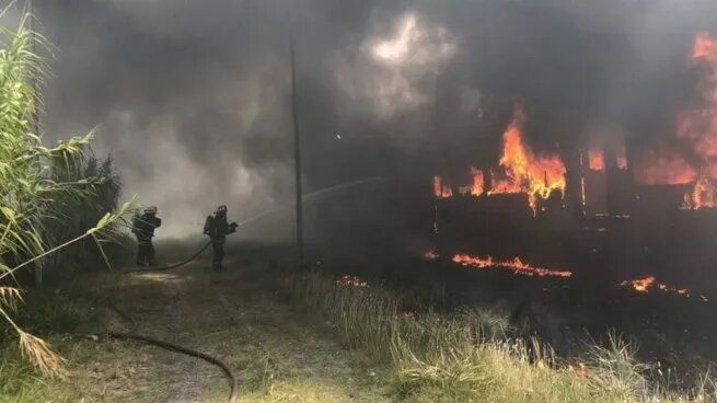 Incendio en el Roca: seis vagones en desuso se quemaron en Gerli