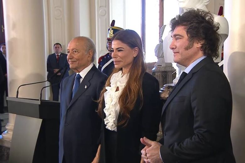 Milei encabezó el acto de colocación del busto de Carlos Menem en Casa Rosada