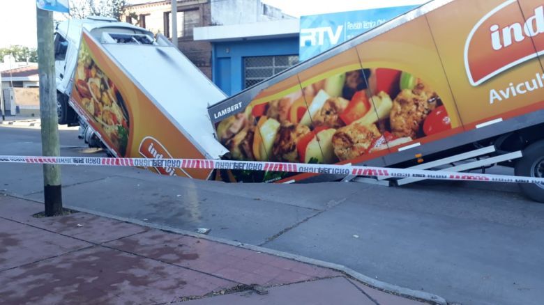 El pavimento, en el macrocentro, se tragó un camión con pollos