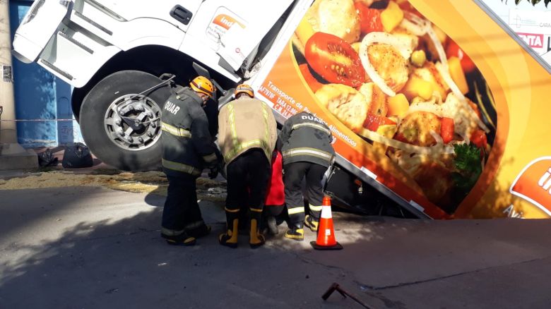 El pavimento, en el macrocentro, se tragó un camión con pollos