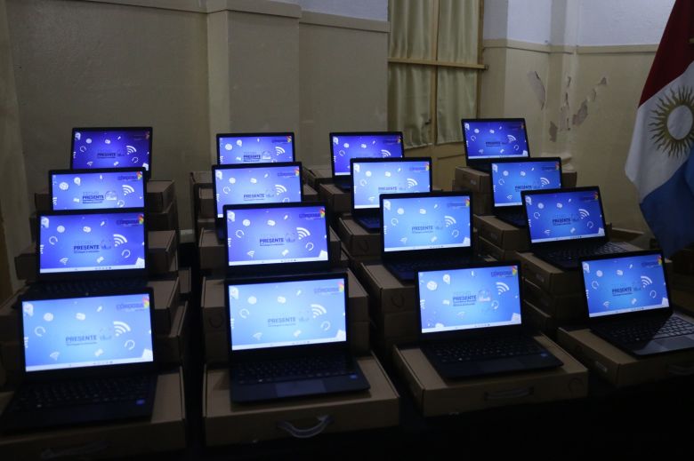 La Provincia inició la entrega de 12 mil netbooks para estudiantes de los Institutos de Formación Docente