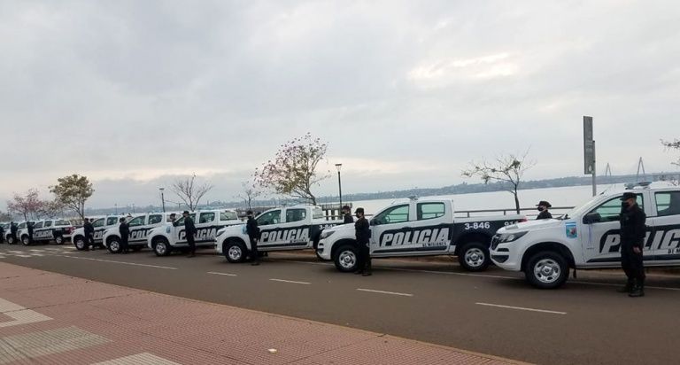 Misiones:  El reclamo policial cumplió una nueva noche de acampe frente al Comando