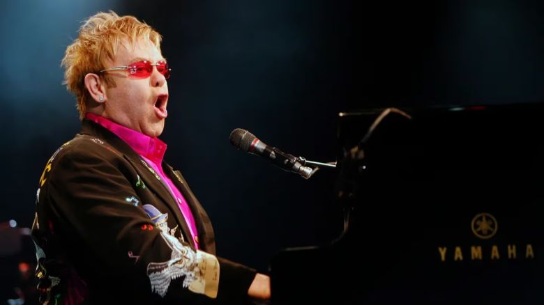 Elton John está trabajando en su proyecto secreto: el disco número 32 de su carrera