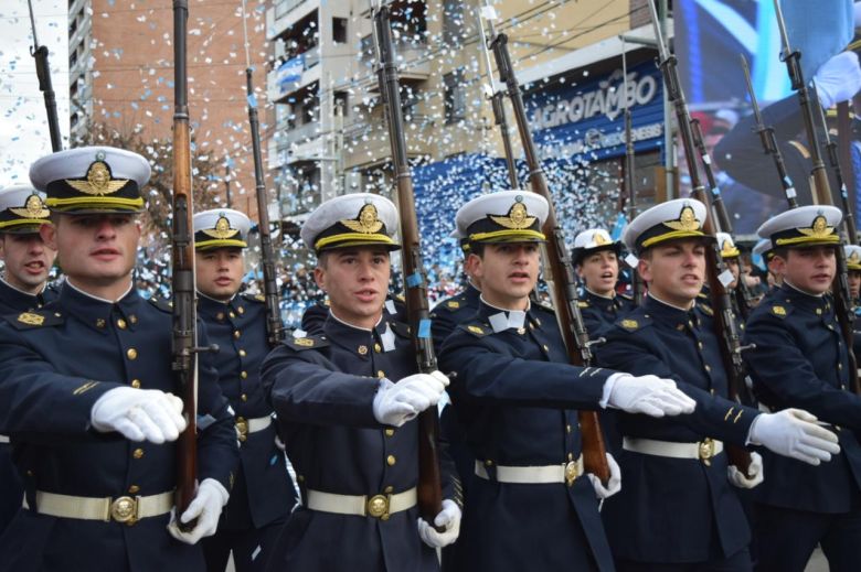 25 de Mayo: más de 20 mil personas disfrutaron del desfile cívico-militar