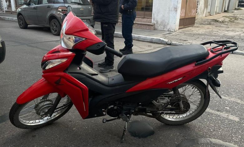 Recuperaron la moto robada en Banda Norte, luego que el ladrón la chocara