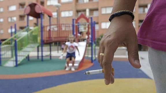 Buscan prohibir fumar en espacios públicos