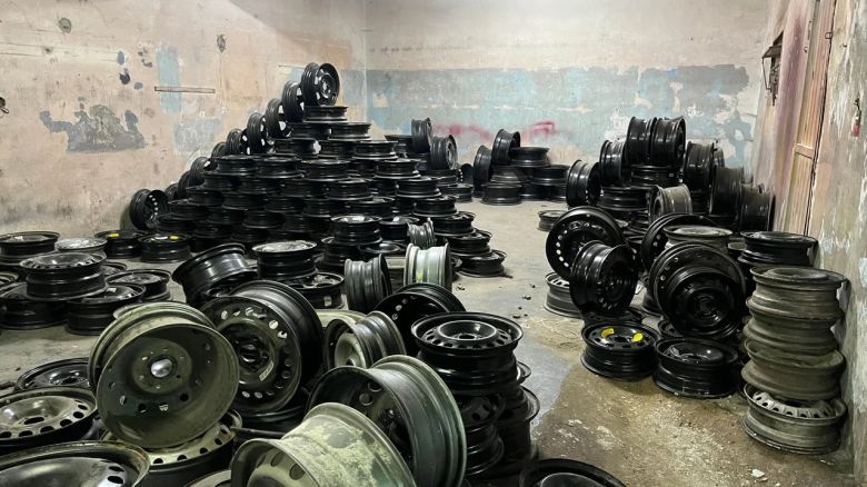 Megaoperativo millonario en Córdoba: más de 1.000 neumáticos y 1.200 llantas secuestradas