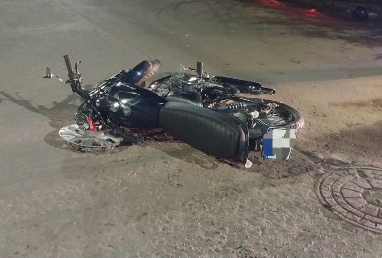 Un automóvil terminó contra un paredón tras impactar con una moto
