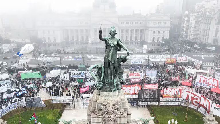 Movimientos piqueteros, sindicales y de organizaciones sociales cortan la calle en el Congreso, en rechazo a la Ley Bases