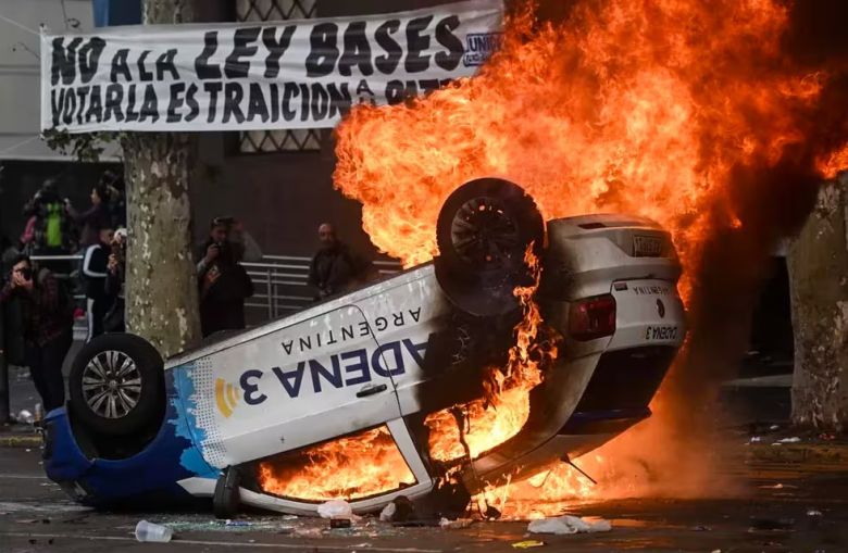 Incidentes en el Congreso: Manifestantes dieron vuelta y quemaron un auto de Cadena 3