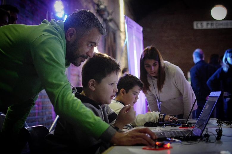 Punto Digital: destacan la formación de jóvenes en programación y robótica