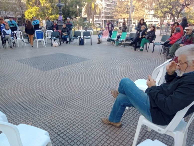 Jubilados realizaron una nueva sentada en la plaza central de la ciudad en defensa de sus derechos